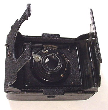 Opening and Closing the Mignon Camera